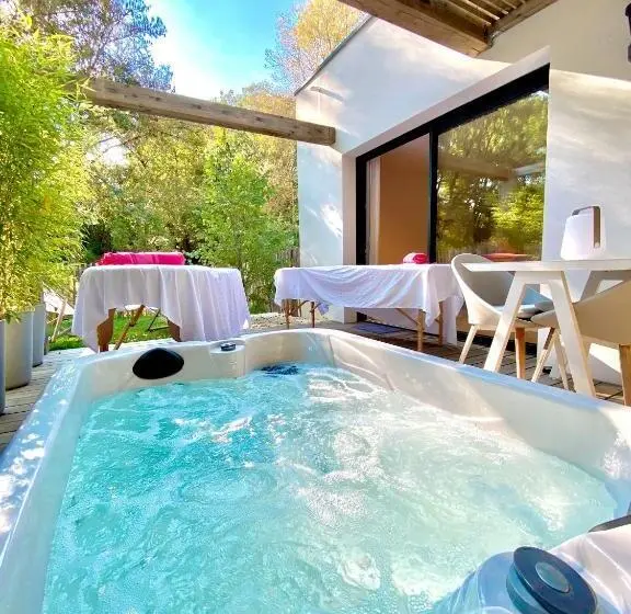 身障者適用スタンダードルーム, Chambres Avec Jacuzzi Privatif Kassiopée Bed & Spa