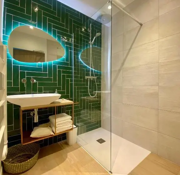 キングサイズベッドのスタンダードルーム, Chambres Avec Jacuzzi Privatif Kassiopée Bed & Spa