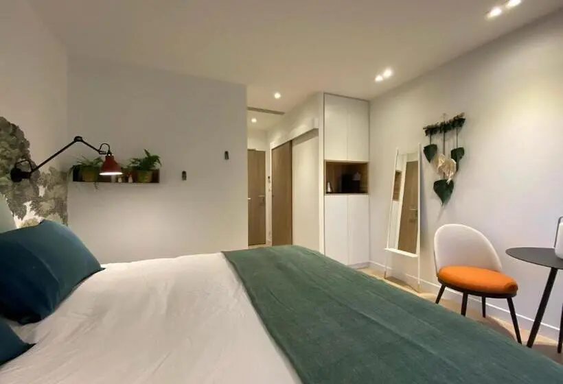 キングサイズベッドのスタンダードルーム, Chambres Avec Jacuzzi Privatif Kassiopée Bed & Spa