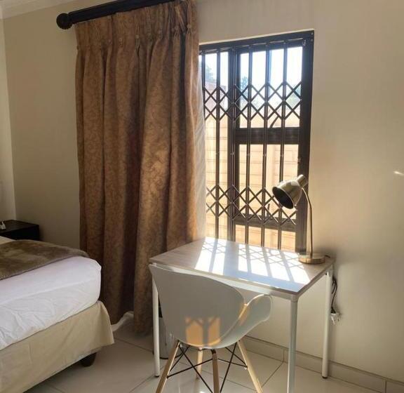 クラシックルーム, Hush Guest House