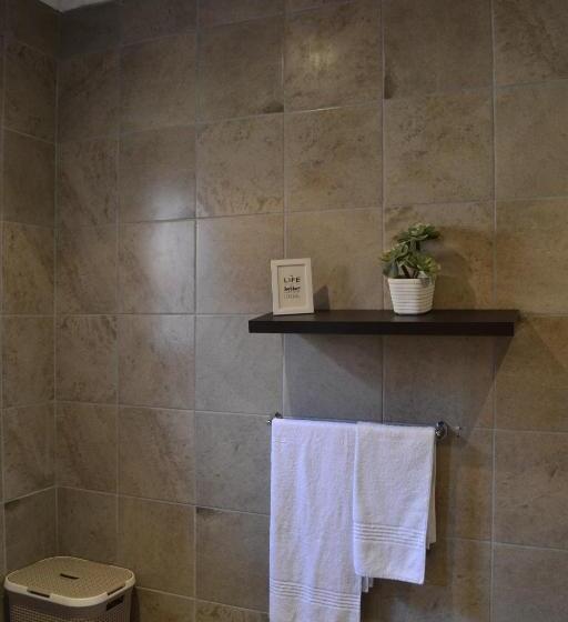 コンフォートルーム, Hush Guest House