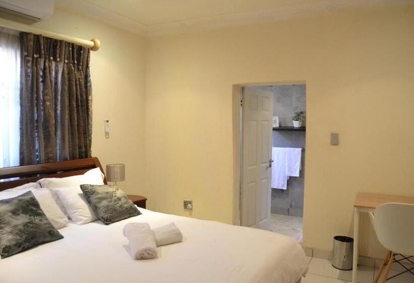 コンフォートルーム, Hush Guest House