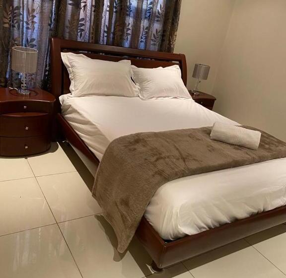 コンフォートルーム, Hush Guest House