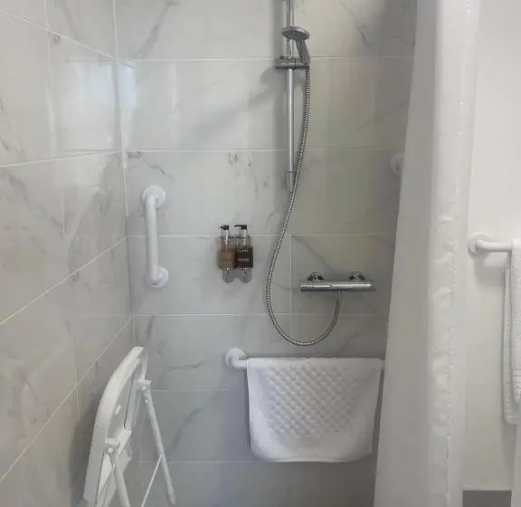 Chambre Standard Adaptée aux Personnes à Mobilité Réduite, Racecourse View