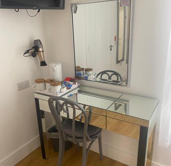 스탠다드 트리플 룸, Racecourse View