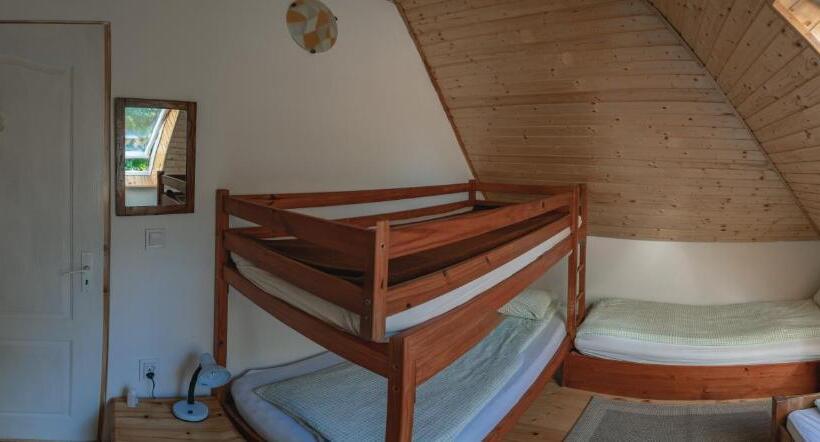 חדר סטנדרטי לארבעה עם חדר אמבטיה משותף, Sziklakert   életöröm Vendégház