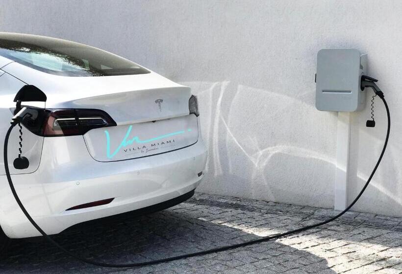 غرفة قياسية مطلّة علي حمام السباحة, Villa Miami