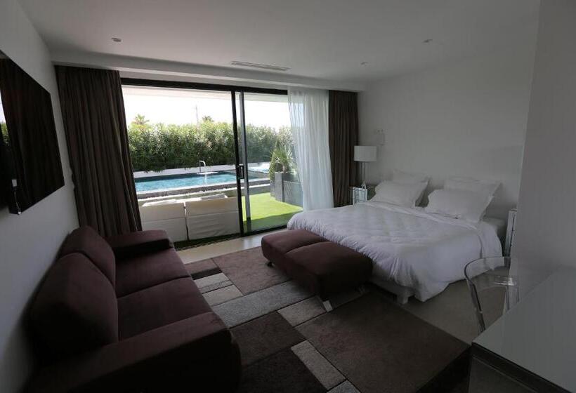 غرفة قياسية مطلّة علي حمام السباحة, Villa Miami