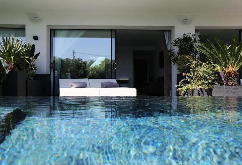 غرفة قياسية مطلّة علي حمام السباحة, Villa Miami