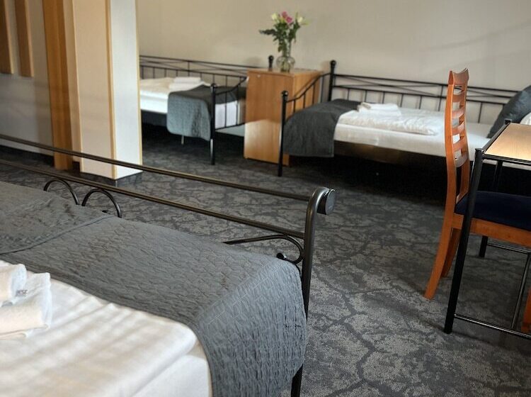 غرفة قياسية رباعية, Boston