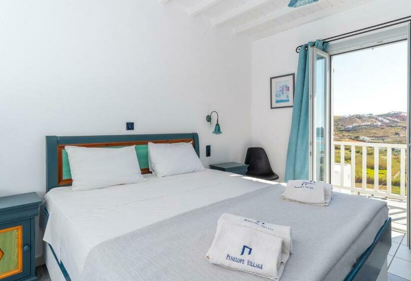 غرفة عائلية, Penelope Village