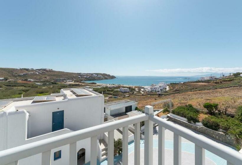 חדר משפחתי, Penelope Village