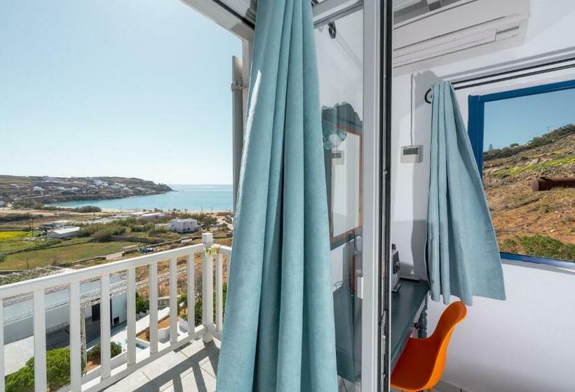 חדר משפחתי, Penelope Village