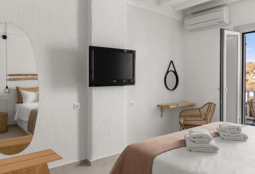 غرفة عائلية, Penelope Village