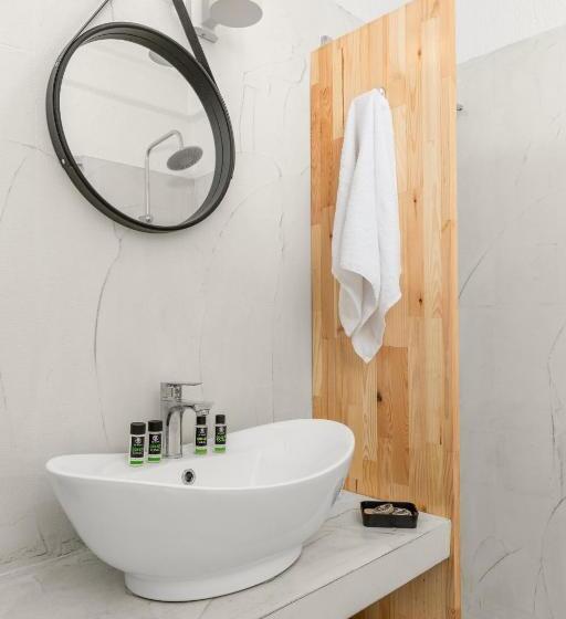 חדר משפחתי, Penelope Village