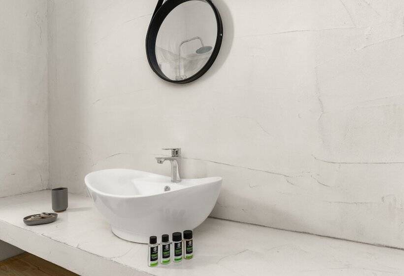 コンフォートルーム, Penelope Village