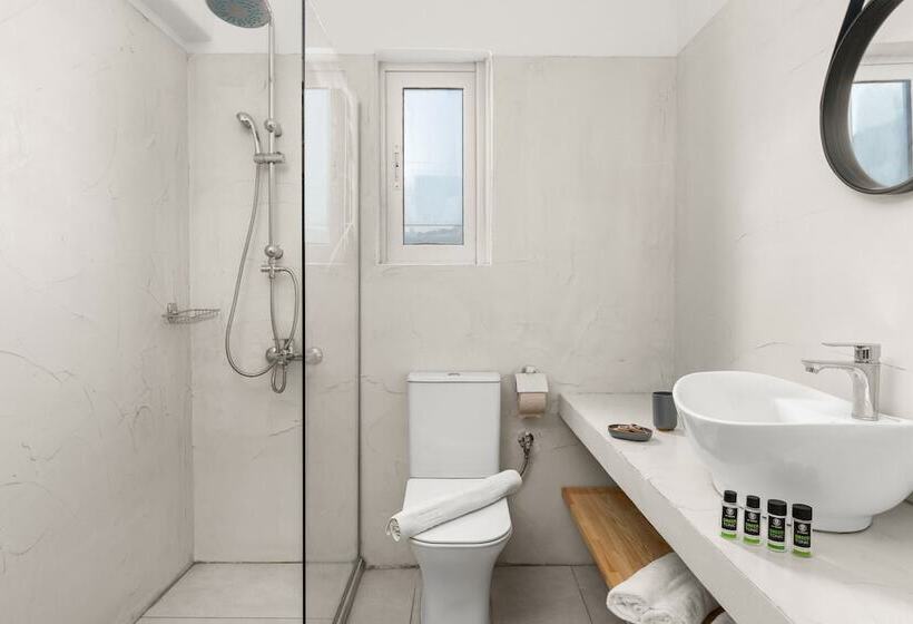 컴포트 룸, Penelope Village