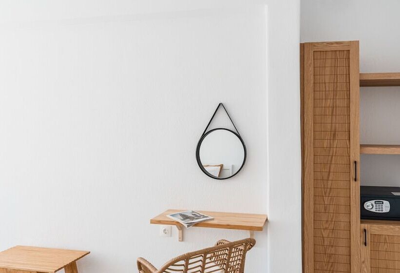 חדר קומפורט לשלושה, Penelope Village