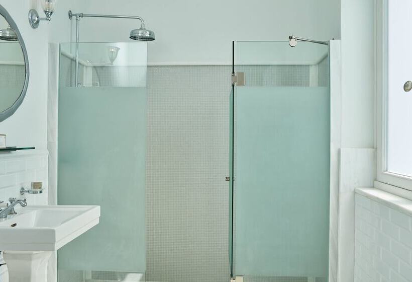 جناح مزود بحمام سباحة, Poseidonion Grand