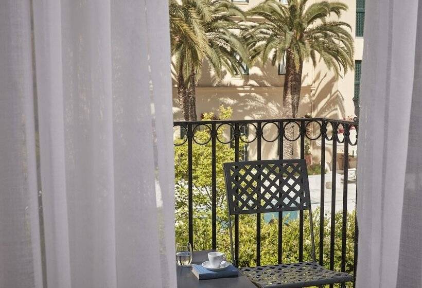 جناح مزود بحمام سباحة, Poseidonion Grand