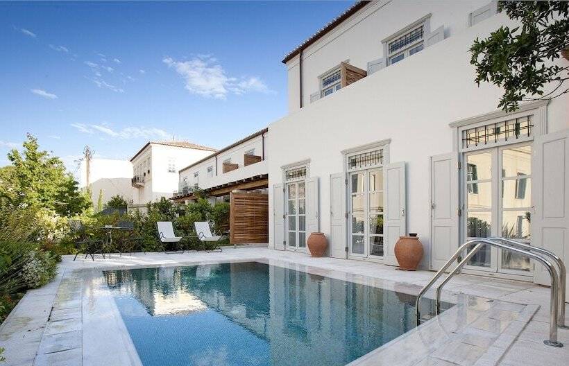 جناح مزود بحمام سباحة, Poseidonion Grand