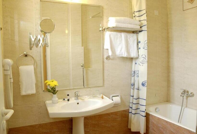 חדר סטנדרט לשלושה, Solomou Athens