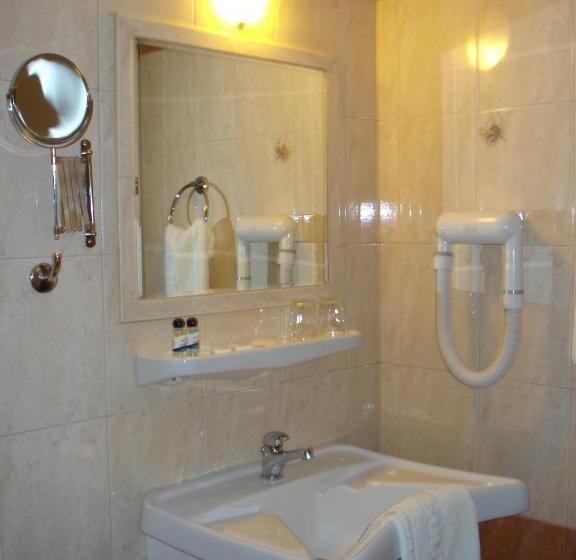 Quarto Triplo Estandar, Solomou Athens