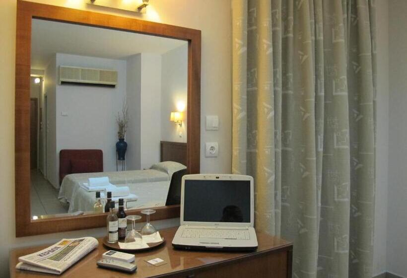 חדר סטנדרט לשלושה, Solomou Athens