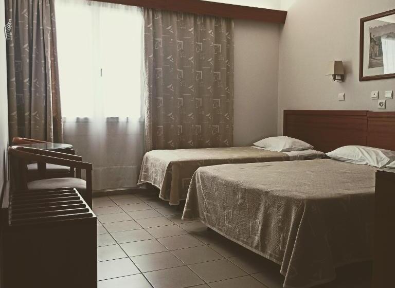 Quarto Triplo Estandar, Solomou Athens