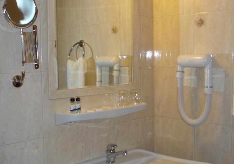 Quarto Triplo Estandar, Solomou Athens
