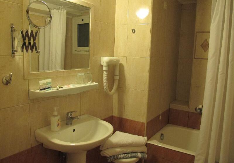 Quarto Triplo Estandar, Solomou Athens