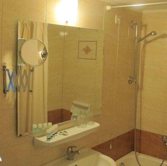 חדר סטנדרט לשלושה, Solomou Athens