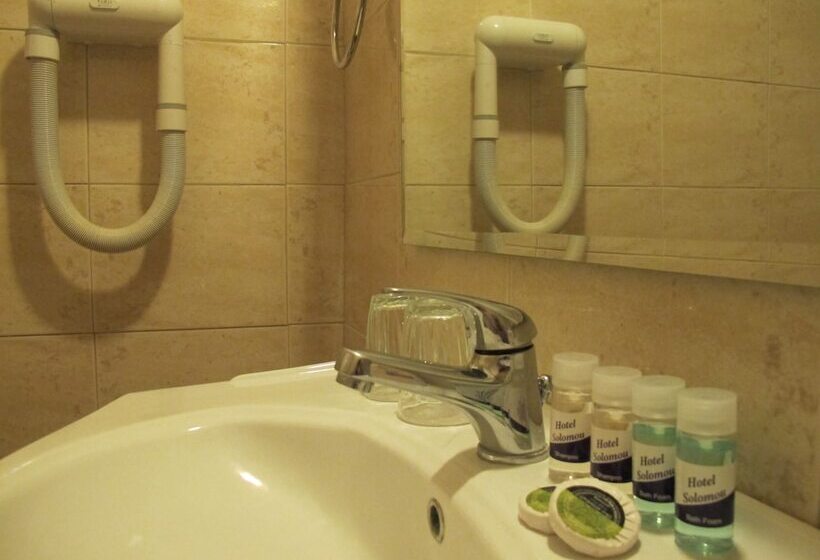 חדר סטנדרט לשלושה, Solomou Athens