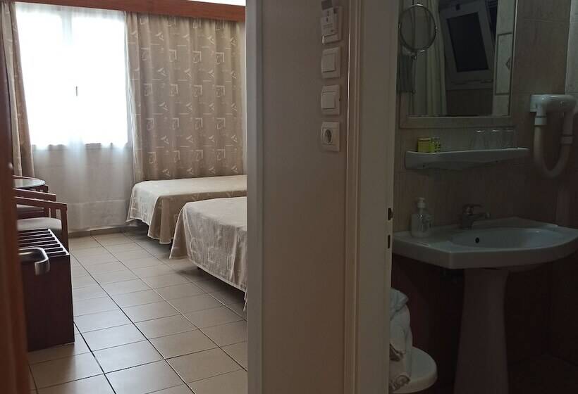 חדר סטנדרט לשלושה, Solomou Athens