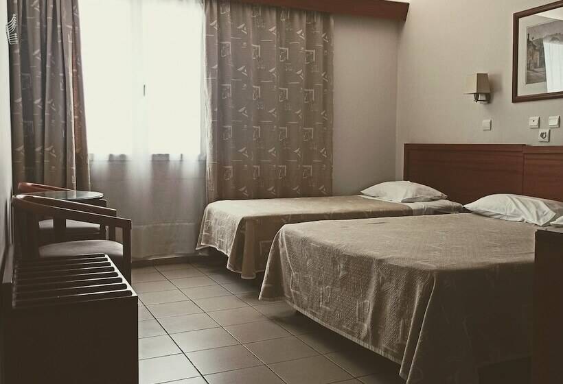 חדר סטנדרט לשלושה, Solomou Athens