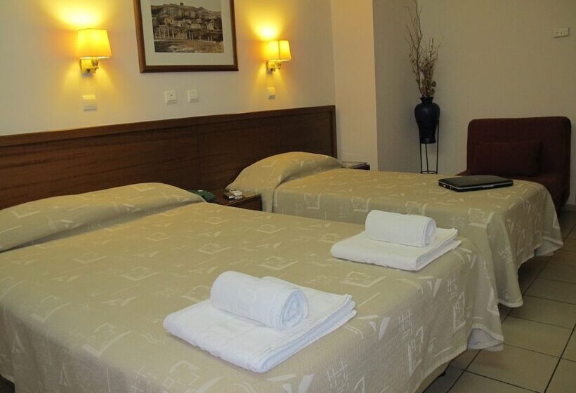 חדר סטנדרט לשלושה, Solomou Athens