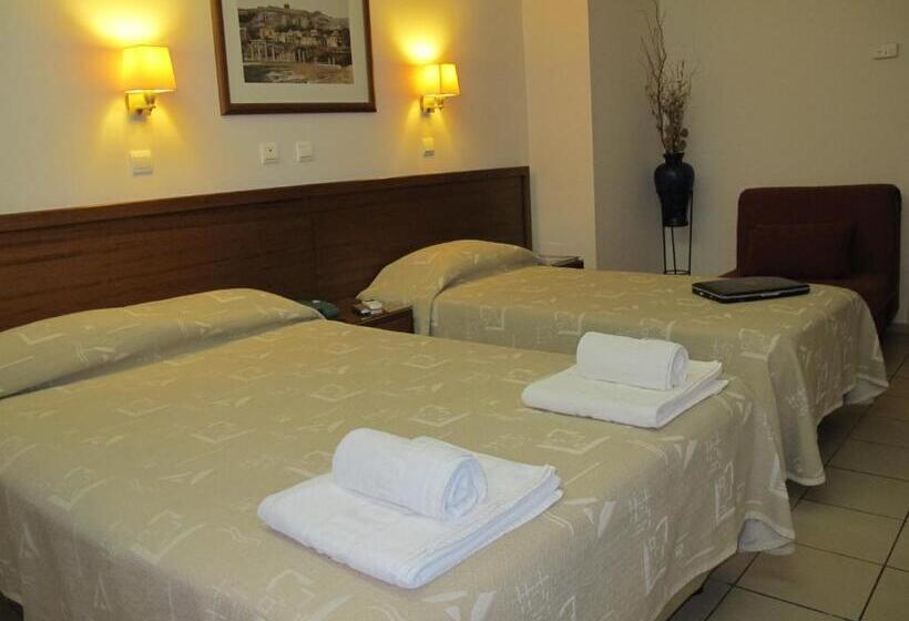 Quarto Triplo Estandar, Solomou Athens