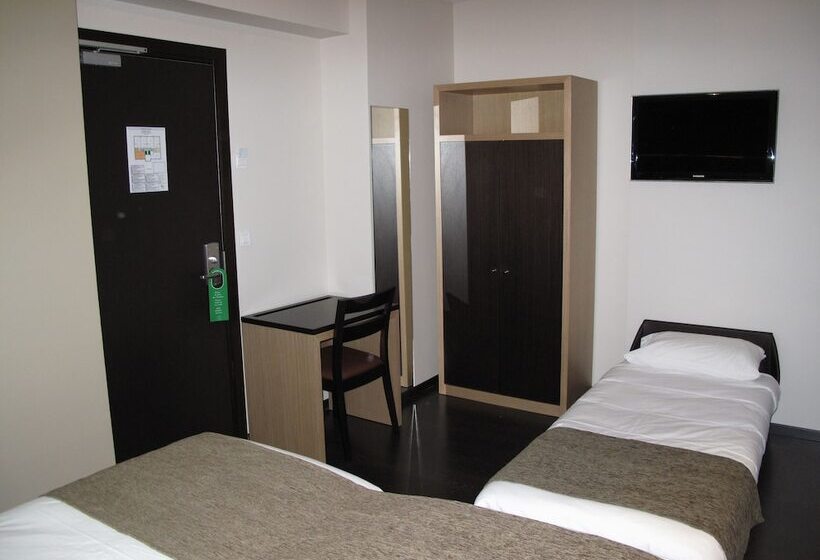 スタンダードトリプルルーム, Source