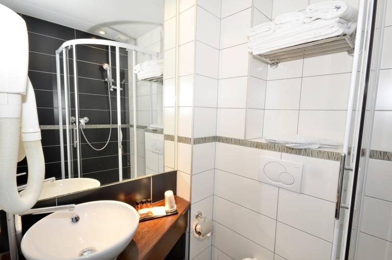 スーペリアールーム, Source