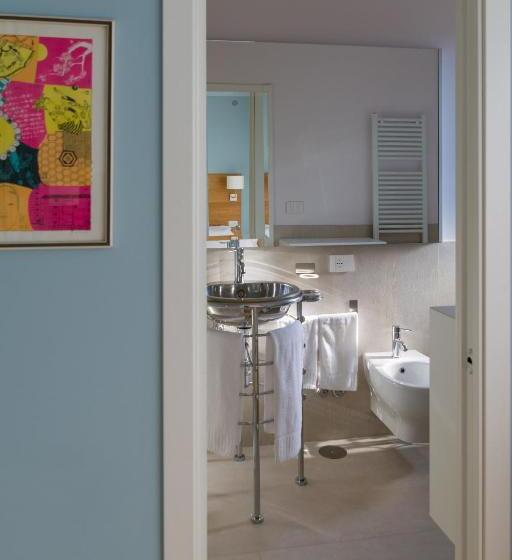 اتاق لوکس با بالکن, Gaya Resort