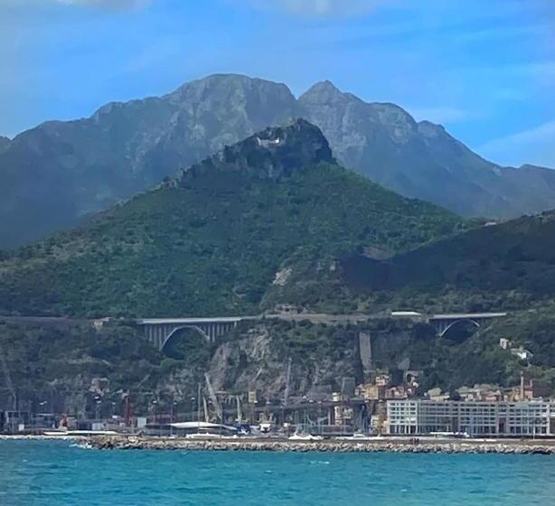 חדר משפחתי, La Corte Del Campo