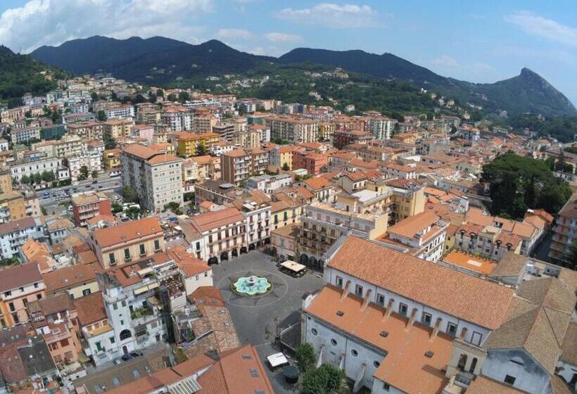 חדר משפחתי, La Corte Del Campo