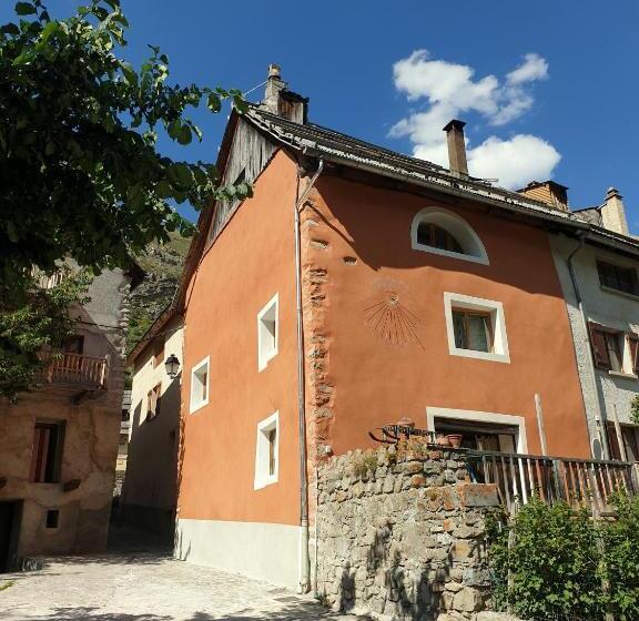 غرفة قياسية, La Maison Basse