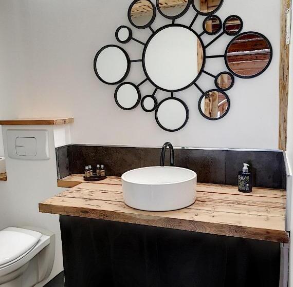 غرفة قياسية, La Maison Basse