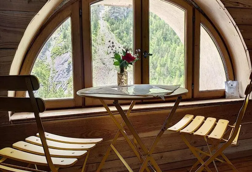 スタンダードルーム, La Maison Basse