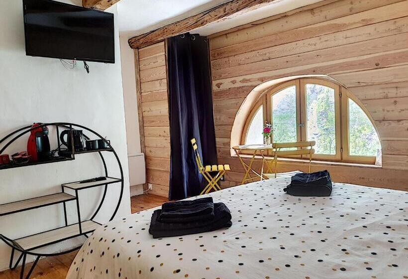 غرفة قياسية, La Maison Basse