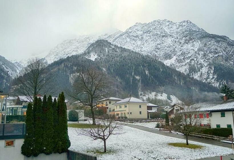 غرفة إقتصادية, Montahaus