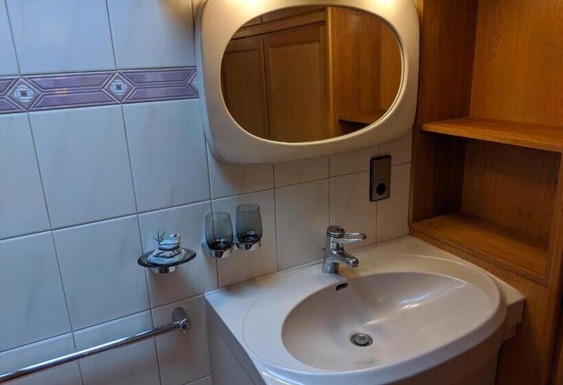 غرفة قياسية مزوَّدة بشُرفة, Montahaus