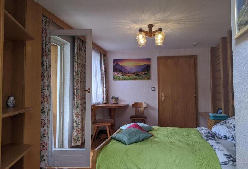 غرفة قياسية مزوَّدة بشُرفة, Montahaus