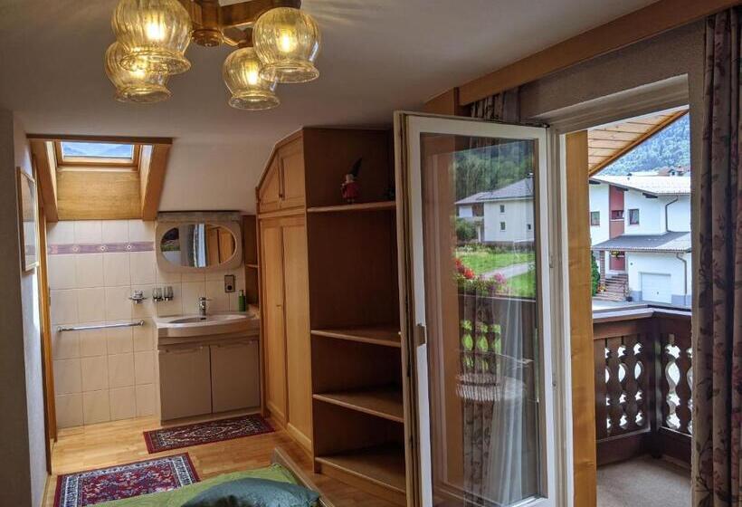 غرفة قياسية مزوَّدة بشُرفة, Montahaus